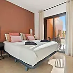 2br Coastal Escape With Pool And Private Terrace Apartman *